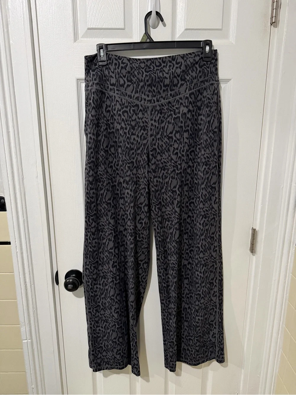 HALARA UltraSculpt Black & Gray Leopard  Print High-waisted Wide Leg Yoga Pant